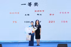 Em Đỗ Tuệ Anh, học sinh Trường Trung học phổ thông chuyên Chu Văn An, tỉnh Lạng Sơn nhận giải Nhất của cuộc thi. (Ảnh: PV/Vietnam+)