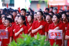 Học sinh hát Quốc ca trong lễ khai giảng. (Ảnh: TTXVN)