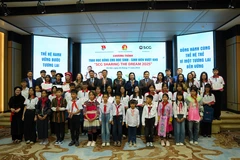 Ban tổ chức trao học bổng cho các em học sinh. (Ảnh: BTC)