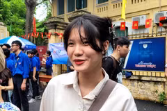 Thí sinh Nguyệt Minh vui vẻ rời trường thi vì làm bài tốt. (Ảnh: Minh Anh/Vietnam+)