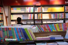 Việc mua sách tại các cửa hàng chính thức sẽ giúp phụ huynh không mua phải sách lậu. (Ảnh: PV/Vietnam+)