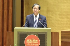 Bộ trưởng Bộ Giáo dục và Đào tạo Nguyễn Kim Sơn trình bày tờ trình trước Quốc hội. (Ảnh: Minh Đức/TTXVN)