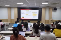 Giờ học với chuyên gia nước ngoài của các học viên thạc sỹ Trường Quản trị và Kinh doanh, Đại học Quốc gia Hà Nội. (Ảnh: Vietnam+)