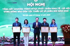 Ban tổ chức trao giải cho các nhà nông trẻ xuất sắc. (Ảnh: BTC)