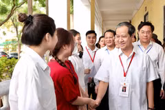 Bộ trưởng Bộ GD-ĐT động viên thí sinh, cán bộ làm công tác thi tốt nghiệp 