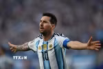 Lionel Messi ăn mừng sau khi lập công vào lưới Algeria. (Ảnh: AFP/TTXVN)