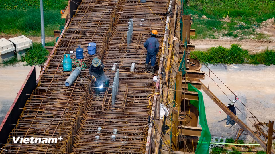 Đến nay, dự án cầu Hồng Hà (thuộc Dự án thành phần 3 của Dự án Vành đai 4 – Vùng Thủ đô Hà Nội) đang được đẩy nhanh tiến độ vượt so với kế hoạch. (Ảnh: Hoài Nam/Vietnam+)