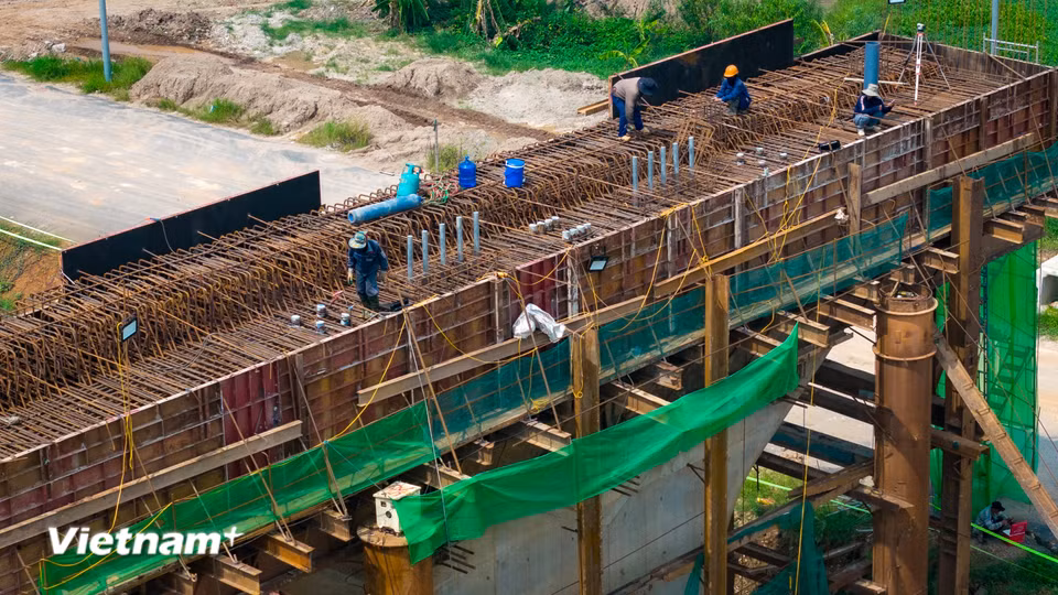 Việc đẩy nhanh tiến độ thi công cầu Hồng Hà không chỉ đảm bảo mốc hoàn thành chung của toàn bộ tuyến cao tốc Vành đai 4 vào năm 2027 – 2028, mà còn mở ra không gian phát triển đô thị mới cho khu vực phía Tây và phía Bắc Thủ đô. (Ảnh: Hoài Nam/Vietnam+)