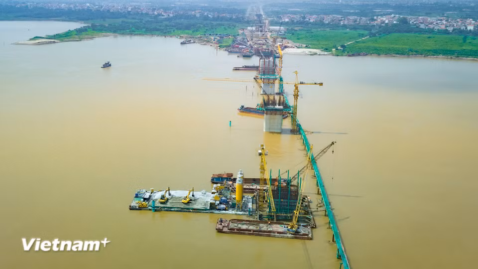 Hiện nay, các nhà thầu đang tập trung nhân lực, thiết bị để đổ bê tông thân trụ, lắp đặt giàn giáo, cốp pha chuẩn bị cho công tác thi công xà mũ và đúc dầm bê tông cốt thép dự ứng lực. (Ảnh: Hoài Nam/Vietnam+)