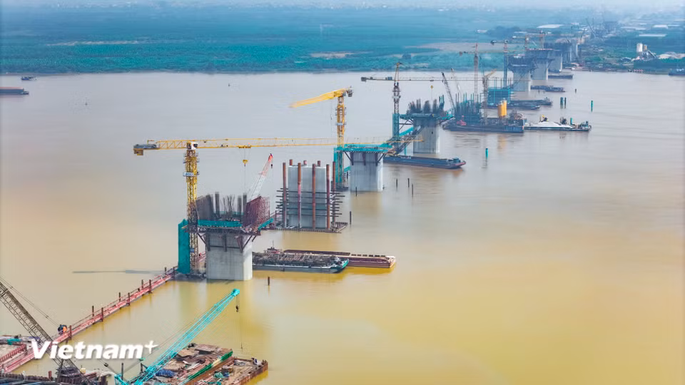 Toàn bộ 9 trụ cầu chính giữa lòng sông đã hoàn thành công tác xử lý móng cọc khoan nhồi và bệ trụ. (Ảnh: Hoài Nam/Vietnam+)