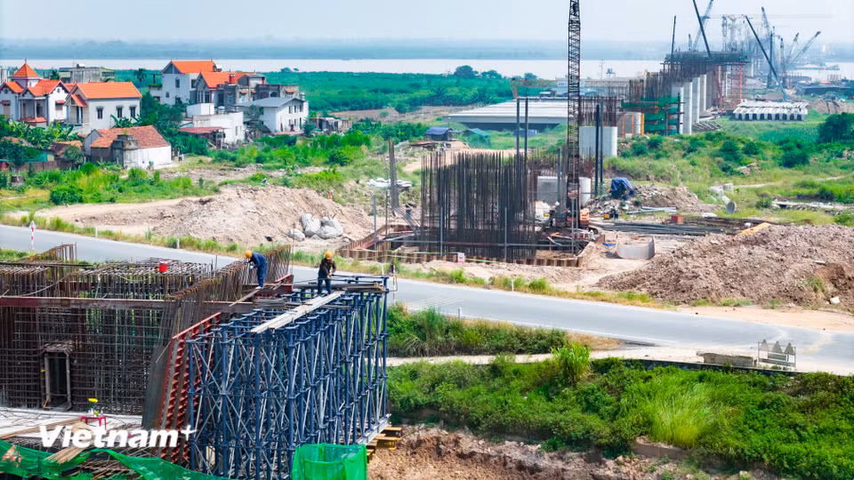 Song song với khu vực dưới sông, công tác thi công hệ thống cầu cạn và đường dẫn hai đầu cầu cũng đạt tiến độ khả quan. (Ảnh: Hoài Nam/Vietnam+)