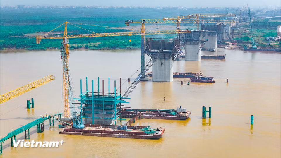 Dự án có tổng kinh phí đầu tư gần 10.000 tỷ đồng, đóng vai trò là một trong những công trình vượt sông lớn nhất trên toàn tuyến Vành đai 4. (Ảnh: Hoài Nam/Vietnam+)