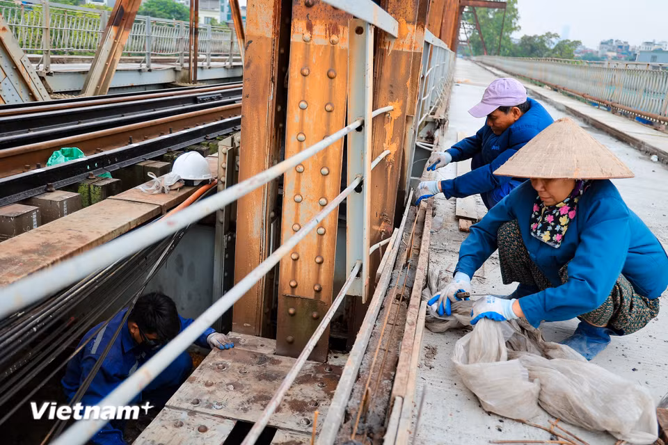 Đơn vị thi công đang hoàn thiện những hạng mục phụ trợ cuối cùng trước ngày 27/5. (Ảnh: Hoài Nam/Vietnam+)