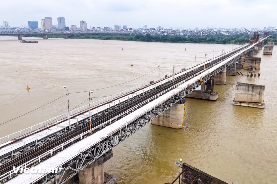 Cầu Long Biên (124 năm tuổi) trước đó đã xuống cấp nghiêm trọng với những mảng bê tông mặt đường bộ bị vỡ nứt, lộ cốt thép, hành lang đi bộ nhiều nơi bị mục nát nay đã khoác lên mình chiếc áo mới, chuẩn bị thông xe vào cuối tháng 5. (Ảnh: Hoài Nam/Vietnam+)