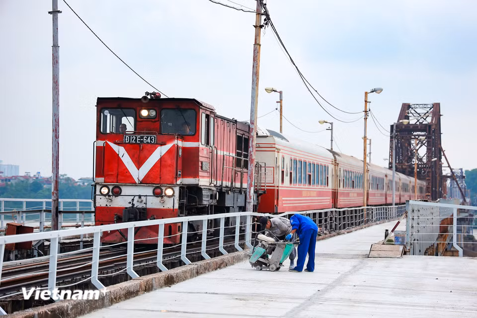 Trong suốt quá trình sửa chữa, tàu hỏa vẫn lưu thông thường xuyên, buộc các hạng mục phải tổ chức thi công xen kẽ, làm cuốn chiếu, hạn chế tối đa ảnh hưởng đến kết cấu và vận hành tuyến. (Ảnh: Hoài Nam/Vietnam+)