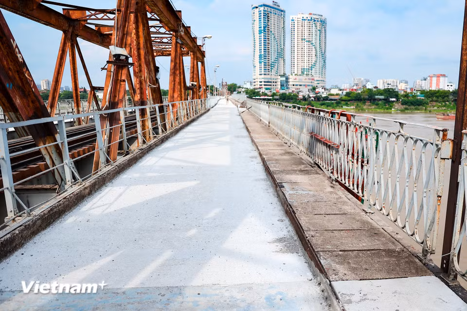 Đơn vị thi công đã triển khai 4 mũi thi công với số lượng 80 nhân công và nhiều trang thiết bị máy móc hoàn thiện từng hạng mục sửa chữa như: cào bóc, xử lý lại lớp kết cấu mặt cầu cũ, gia công cốt thép. (Ảnh: Hoài Nam/Vietnam+)
