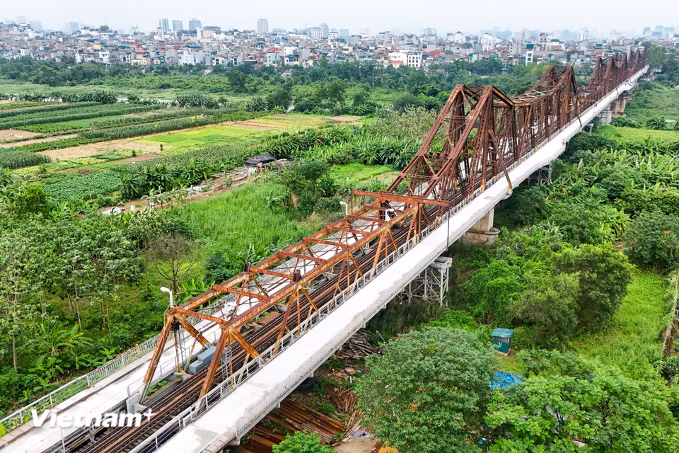 Sau gần hai tháng thi công ngày đêm, Dự án sửa chữa đột xuất đường bộ hành, đường xe máy và xe thô sơ (phần đường bộ hai bên) cầu Long Biên (thành phố Hà Nội) hiện đang hoàn thành những hạng mục cuối cùng. (Ảnh: Hoài Nam/Vietnam+)