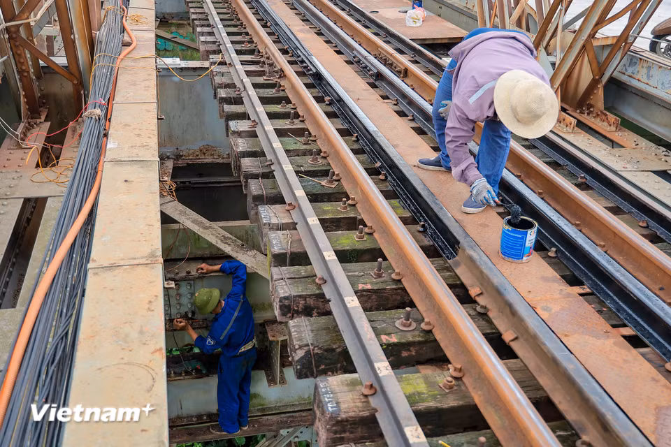 Các công nhân đang hoàn thiện những hạng mục phụ trợ cuối cùng. (Ảnh: Hoài Nam/Vietnam+)