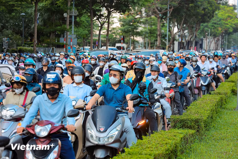 Dù mặt đường khá rộng, tuyến đường này vẫn thường xuyên ùn ứ vào giờ cao điểm do lưu lượng phương tiện quá lớn. (Ảnh: Hoài Nam/Vietnam+)