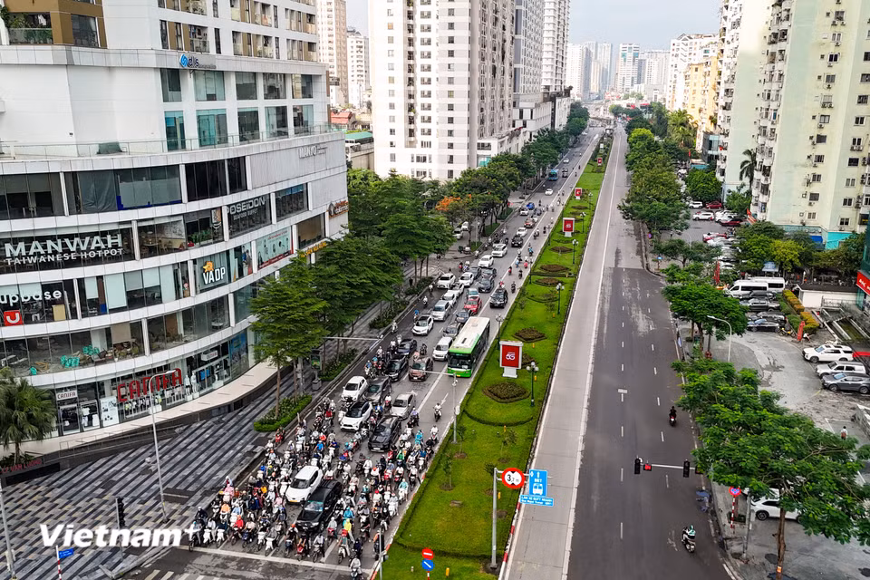 Đường Lê Văn Lương dài khoảng 2km với mặt cắt ngang gần 40m. Mỗi chiều có 3 làn lưu thông, gồm 2 làn hỗn hợp cho ôtô, xe máy và một làn riêng dành cho tuyến xe buýt nhanh BRT. (Ảnh: Hoài Nam/Vietnam+)