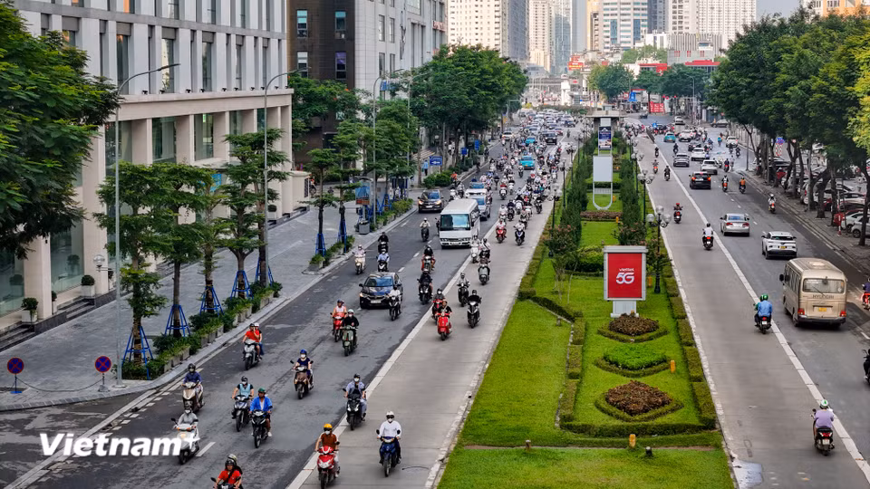 Đường Nguyễn Chí Thanh và Lê Văn Lương được Cục Cảnh sát giao thông xem xét xén dải phân cách để phân luồng đảo chiều. (Ảnh: Hoài Nam/Vietnam+)