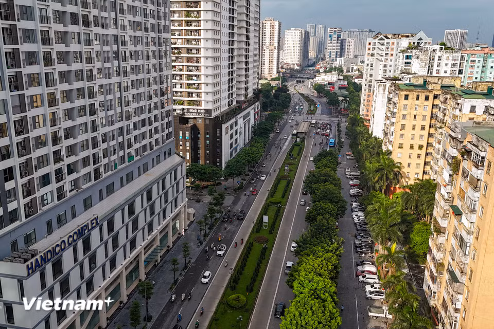 Trục Lê Văn Lương-Tố Hữu là trục hướng tâm có mật độ chung cư dày đặc, thường xuyên chịu áp lực giao thông cực kỳ lớn. (Ảnh: Hoài Nam/Vietnam+)
