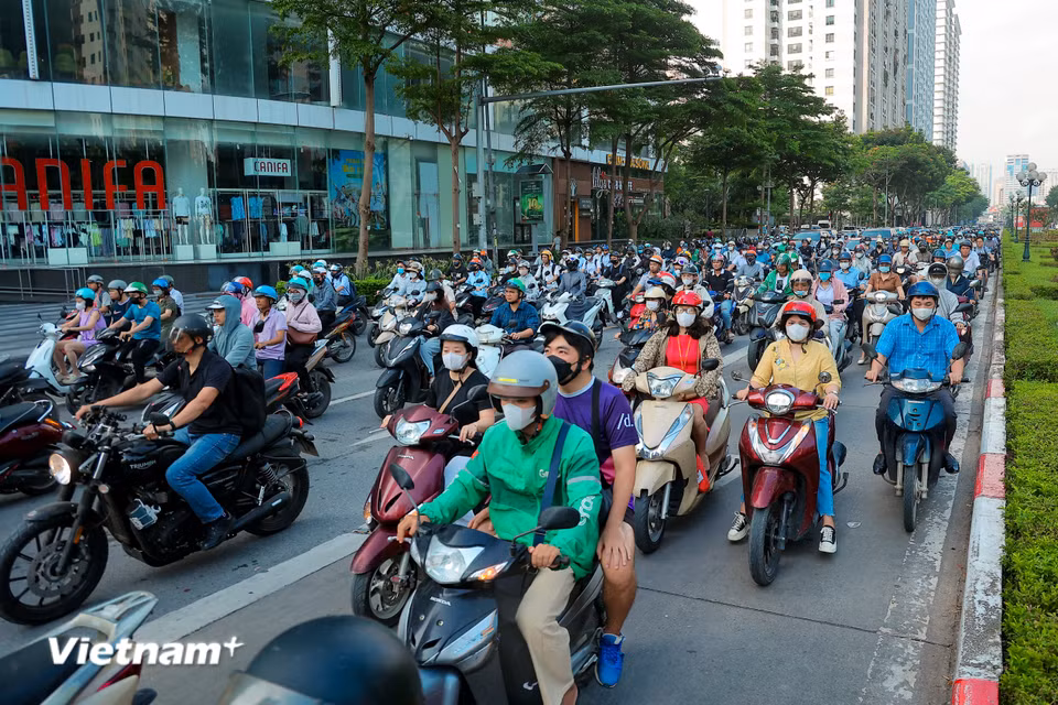 Dọc hai bên tuyến tập trung dày đặc các khu chung cư, cao ốc văn phòng và khu dân cư đông đúc. (Ảnh: Hoài Nam/Vietnam+)