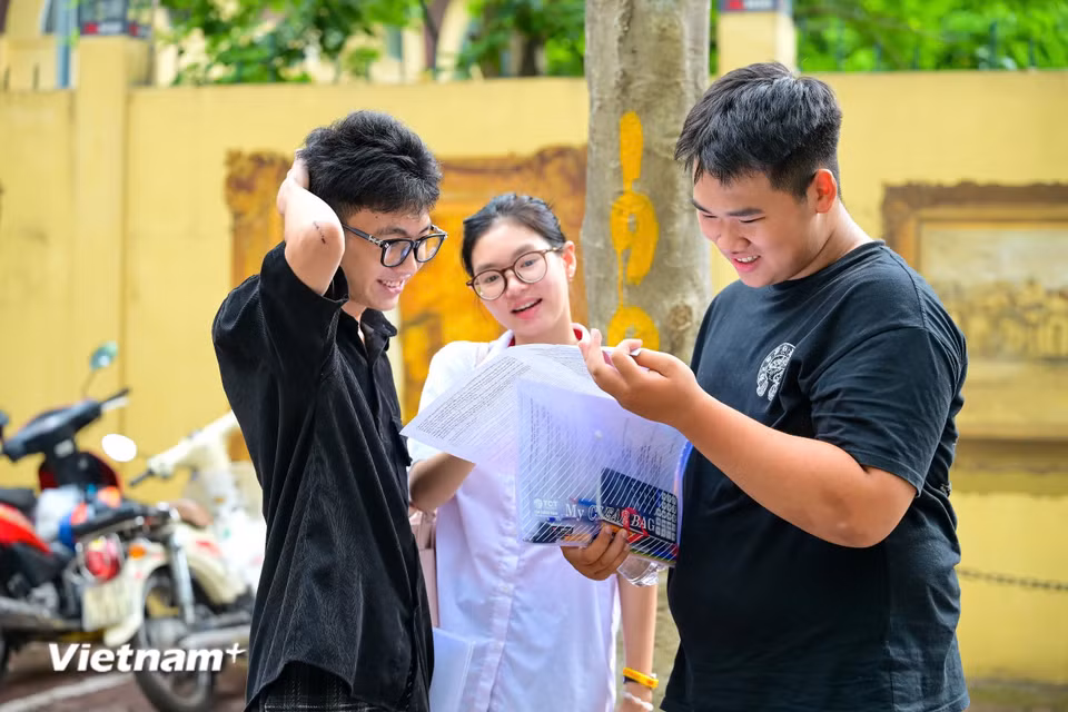 Nhiều thí sinh chia sẻ rằng cảm giác lúc này giống như vừa trút bỏ được một "gánh nặng", kết quả ra sao tính sau, trước mắt là phải tận hưởng việc không còn áp lực bài vở. (Ảnh: Minh Sơn/Vietnam+)