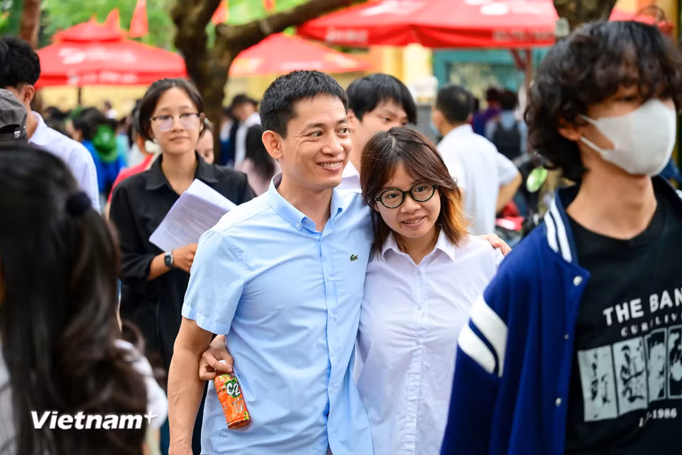 Niềm vui của các sĩ tử cùng cha mẹ sau chuỗi ngày dài "ăn ngủ cùng đề cương." (Ảnh: Minh Sơn/Vietnam+)