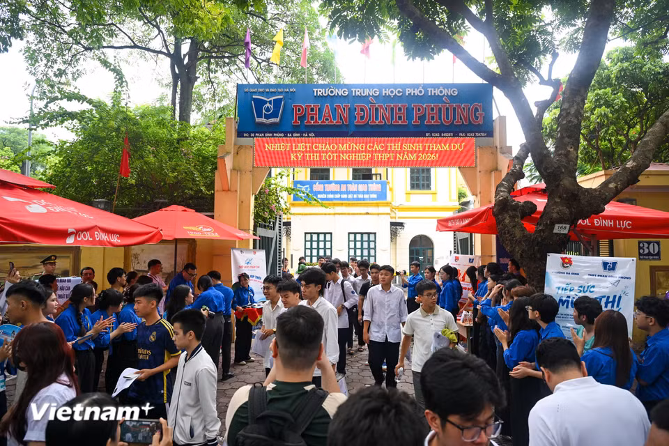 Các thí sinh đã hoàn thành môn thi cuối cùng với môn tự chọn theo hình thức trắc nghiệm. (Ảnh: Minh Sơn/Vietnam+)