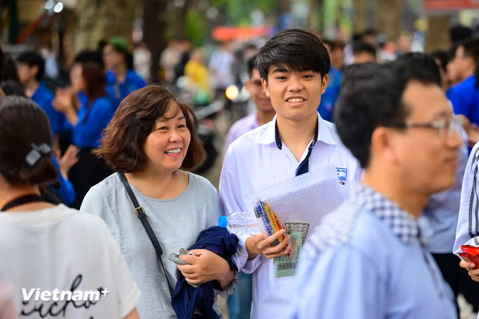 Không chỉ có thí sinh, các bậc phụ huynh cũng thở phào nhẹ nhõm.﻿ (Ảnh: Minh Sơn/Vietnam+)﻿