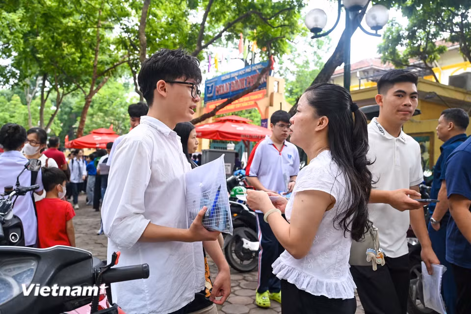 Kỳ thi tốt nghiệp Trung học phổ thông khép lại, thế hệ học sinh sinh năm 2008 chính thức hoàn thành chặng đường 12 năm đèn sách phổ thông. (Ảnh: Minh Sơn/Vietnam+)