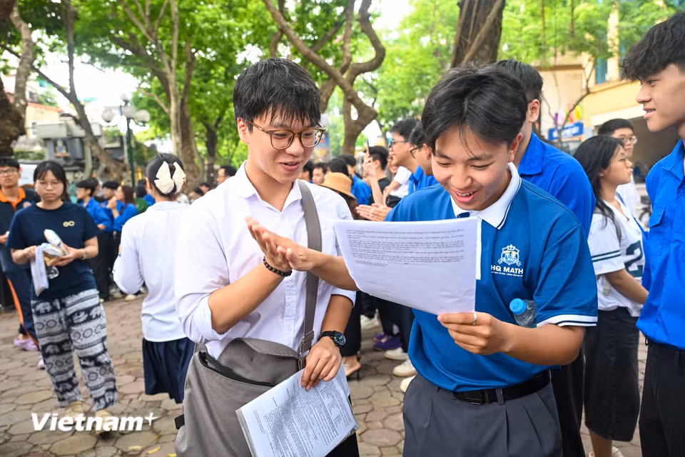 Các sỹ tử đều rạng rỡ sau khi kết thúc buổi thi sáng nay. (Ảnh: Minh Sơn/Vietnam+)