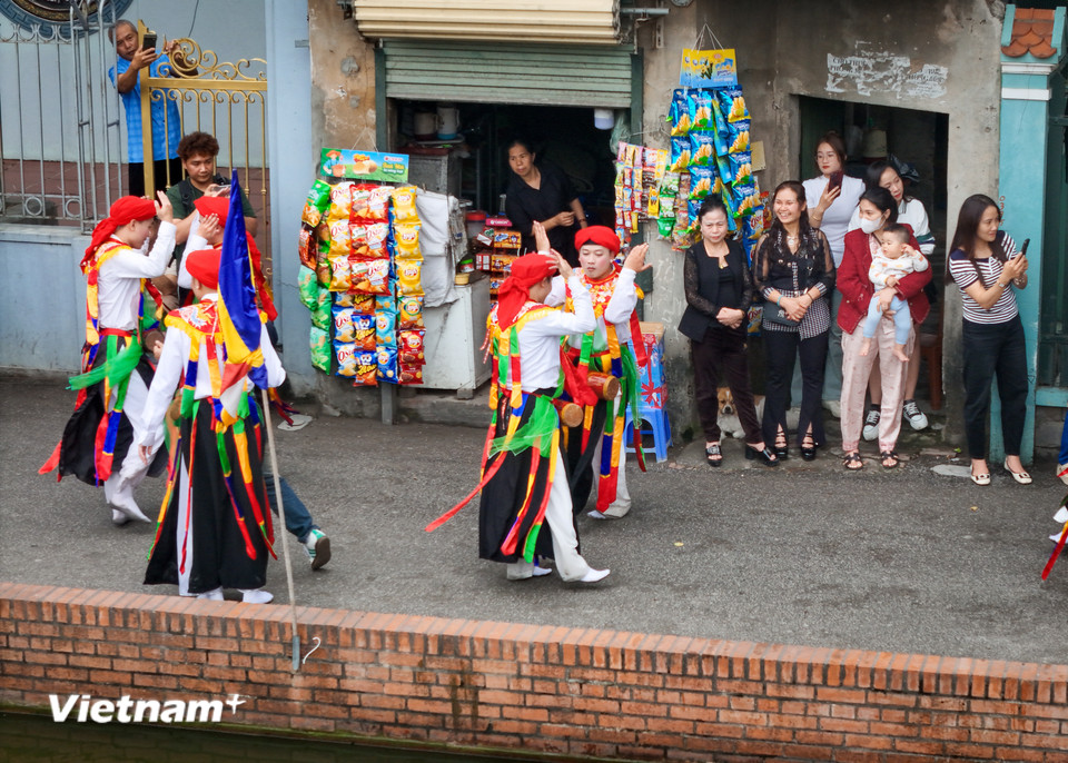 Người dân làng mặc dù năm nào cũng chứng kiến nhưng mỗi độ Lễ hội tổ chức ai nấy đều háo hức đón chờ. (Ảnh: Hoài Nam/Vietnam+)