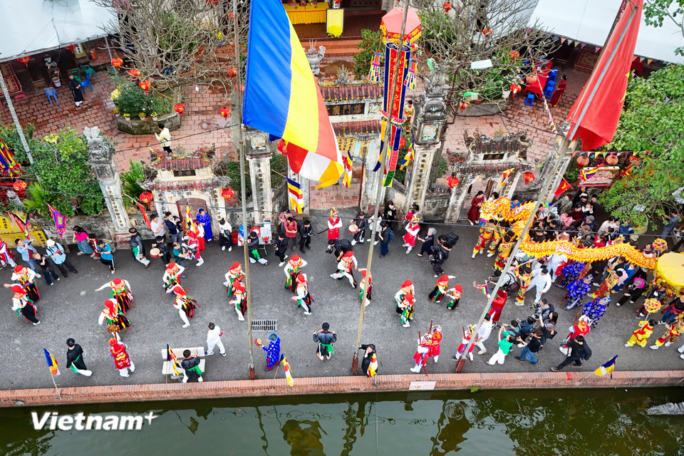 Để khích lệ tướng sỹ và cũng là để giải trí cho nghĩa quân, Nhà vua đã cho binh lính đóng giả làm gái, ăn mặc sặc sỡ và đeo trống múa bồng. (Ảnh: Hoài Nam/Vietnam+)