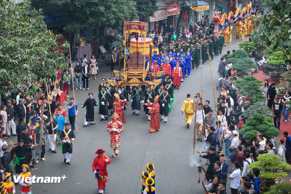 Đối với người dân Triều Khúc, Phùng Hưng không chỉ là một vị vua, một danh tướng, mà còn là vị thần bảo hộ linh thiêng, che chở cho dân làng, đem lại sự bình yên, ấm no và mùa màng bội thu qua bao thế hệ. (Ảnh: Hoài Nam/Vietnam+)