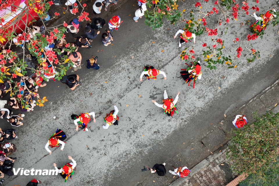 Trong mỗi lần hội làng Triều Khúc, ít nhất phải có 6 “con đĩ” nhảy điệu múa bồng. (Ảnh: Hoài Nam/Vietnam+)