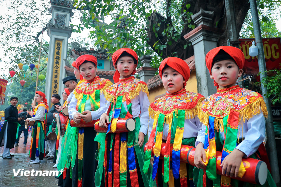 Một trong những điểm nhấn nổi bật nhất của lễ hội chính là điệu múa Trống Bồng, hay còn gọi là “Con đĩ đánh bồng.” (Ảnh: Hoài Nam/Vietnam+)