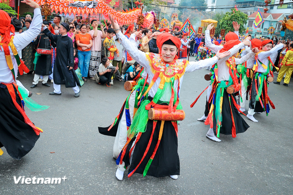Mặt hoa da phấn, môi son, má hồng, mặc đồ giả gái, khoác trống bồng trước ngực, nhảy những điệu múa phải cực kỳ lả lơi, quấn quýt bên nhau. (Ảnh: Hoài Nam/Vietnam+)