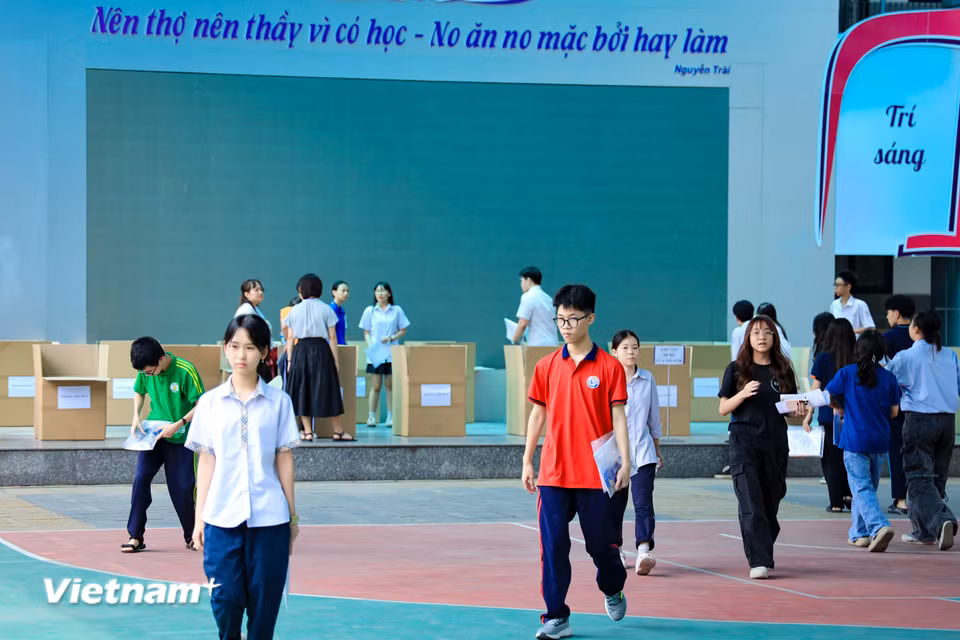Gần 123.700 thí sinh dự thi đã hoàn thành ngày thi đầu tiên với môn thi Ngoại Ngữ theo hình thức trắc nghiệm, thời gian làm bài 60 phút. (Ảnh: Hoài Nam/Vietnam+)