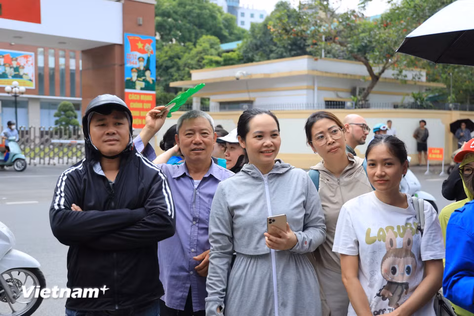 Sau 60 phút làm bài thi Ngoại ngữ, các ánh mắt của phụ huynh luôn ngóng về phía cánh cổng trường mong chờ các sỹ tử. (Ảnh: Hoài Nam/Vietnam+)