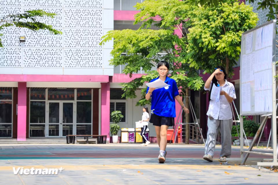 Chiều 30/5, các sĩ tử và các bậc phụ huynh đã hoàn thành ngày thi đầu tiên kỳ thi tuyển sinh vào lớp 10 năm học 2026-2027 tại Hà Nội. (Ảnh: Hoài Nam/Vietnam+)