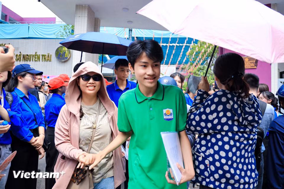 Sỹ tử rạng rỡ rời khỏi điểm thi trường Trung học cơ sở Nguyễn Trãi (Giảng Võ, Hà Nội) sau bài thi môn Ngoại Ngữ. (Ảnh: Hoài Nam/Vietnam+)