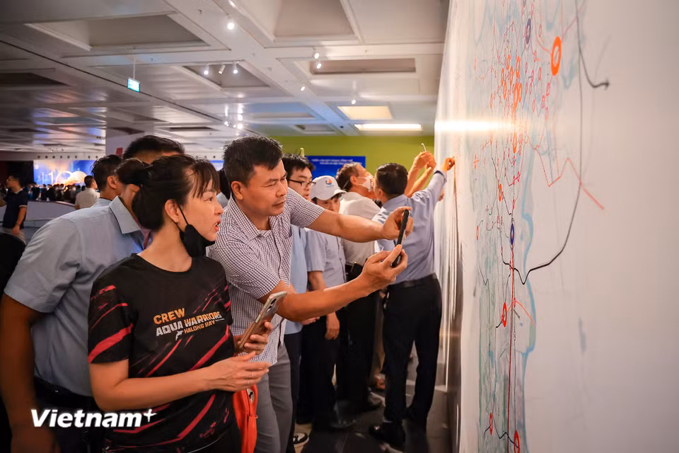 Bên cạnh đó, hình thành các thiết chế đặc biệt tại các cực tăng trưởng, tiêu biểu là khu thương mại tự do gắn với đô thị sân bay phía Bắc và đô thị Khoa học Công nghệ Hòa Lạc. (Ảnh: Hoài Nam/Vietnam+)