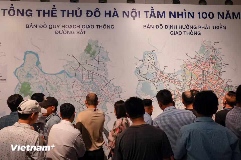 Tại khu vực này cũng bố trí hệ thống pano khổ lớn trưng bày quy hoạch Hà Nội qua các thời kỳ gắn liền với lịch sử phát triển, mở rộng địa giới hành chính của Thủ đô. (Ảnh: Hoài Nam/Vietnam+)