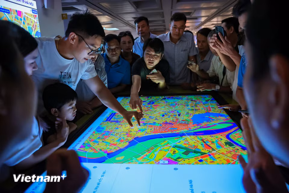 khu vực trình chiếu phim tư liệu 3D quy hoạch và trải nghiệm hệ thống tra cứu thông tin quy hoạch thử nghiệm của thành phố. (Ảnh: Hoài Nam/Vietnam+)