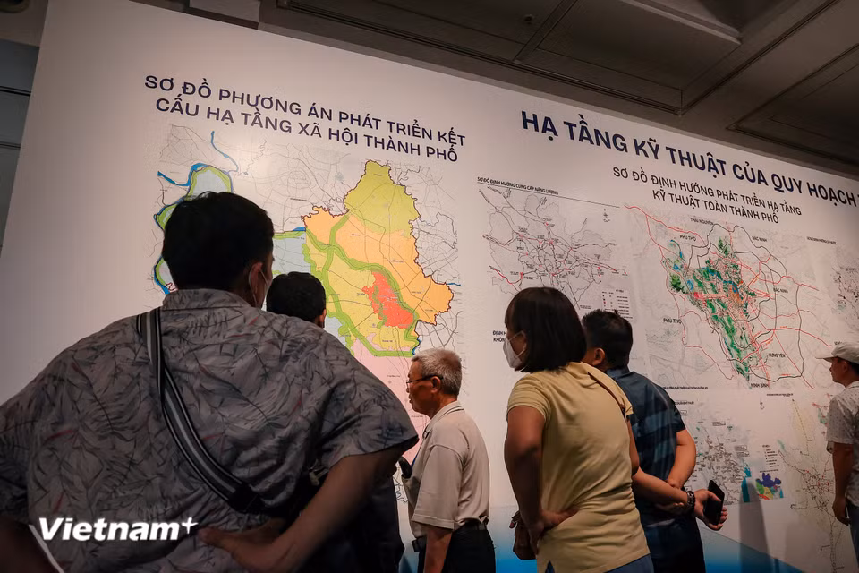 Các bản đồ định hướng phát triển không gian đô thị, hệ thống hạ tầng kỹ thuật toàn thành phố; bản đồ sử dụng đất khu vực đô thị và khu chức năng. (Ảnh: Hoài Nam/Vietnam+)