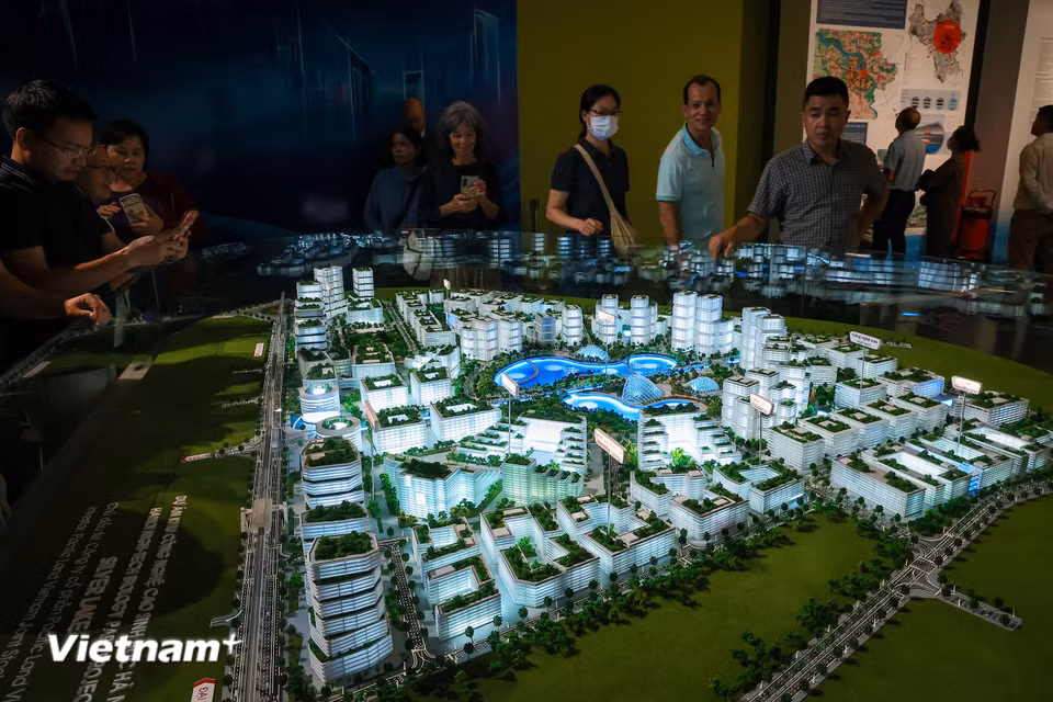 Ngoài ra, tại Bảo tàng còn trưng bày bản vẽ, mô hình của một số dự án tiêu biểu của thành phố. (Ảnh: Hoài Nam/Vietnam+)