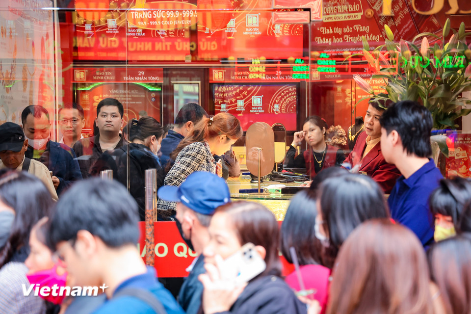 Không khí giao dịch sau Tết khá nhộn nhịp, nhu cầu mua vàng cầu may, lấy lộc đầu năm tăng mạnh. (Ảnh: Hoài Nam/Vietnam+)