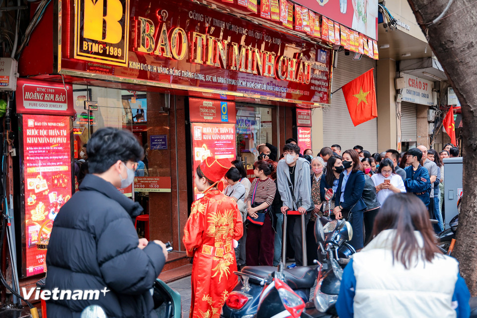 Giá vàng nhẫn tại Công ty Bảo Tín Minh Châu giao dịch từ 181,6-184,6 triệu đồng/lượng (mua vào/bán ra), tăng 2,1 triệu đồng/lượng so với ngày hôm qua 22/2. (Ảnh: Hoài Nam/Vietnam+)